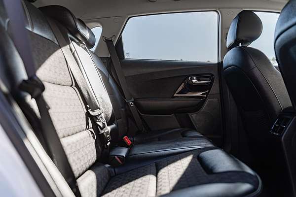 2021 Kia Niro Hybrid S DE