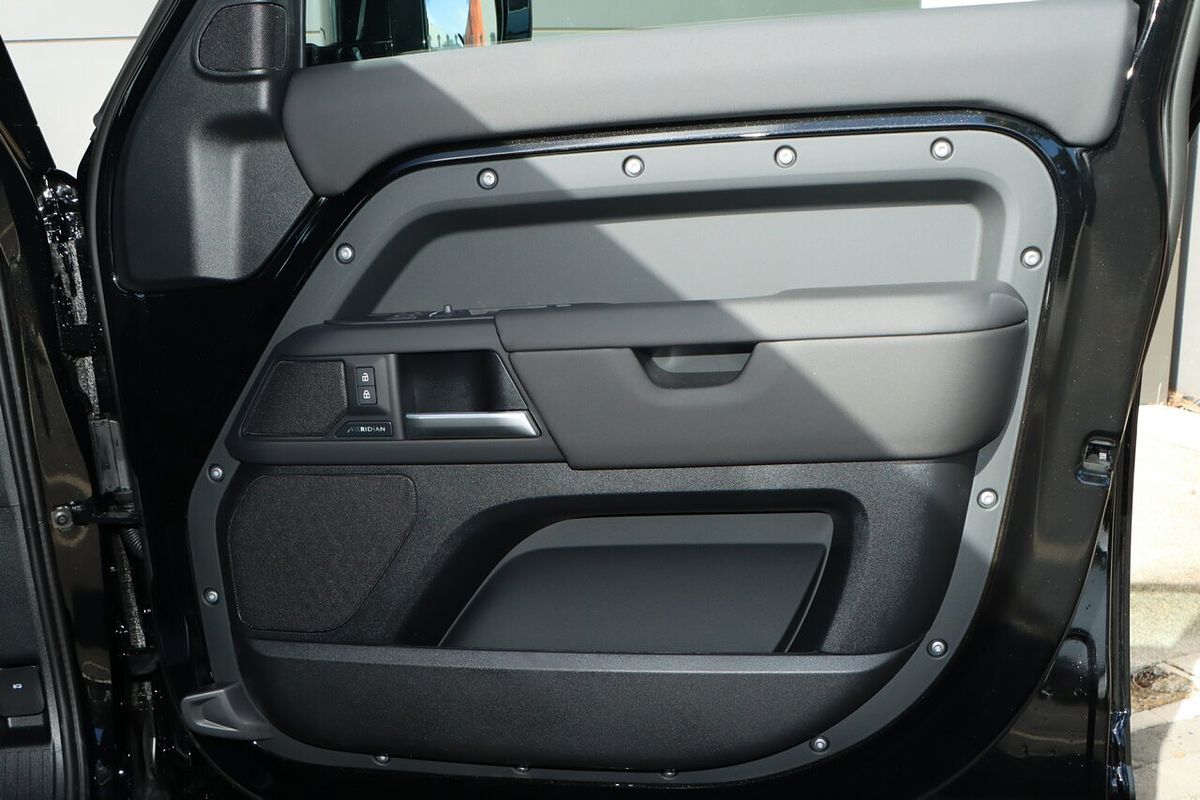 2025 Land Rover Defender 110 D350 X-Dynamic SE L663