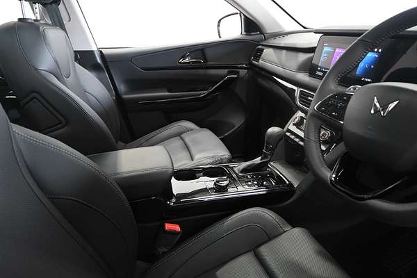 2025 Mahindra XUV700 AX7L