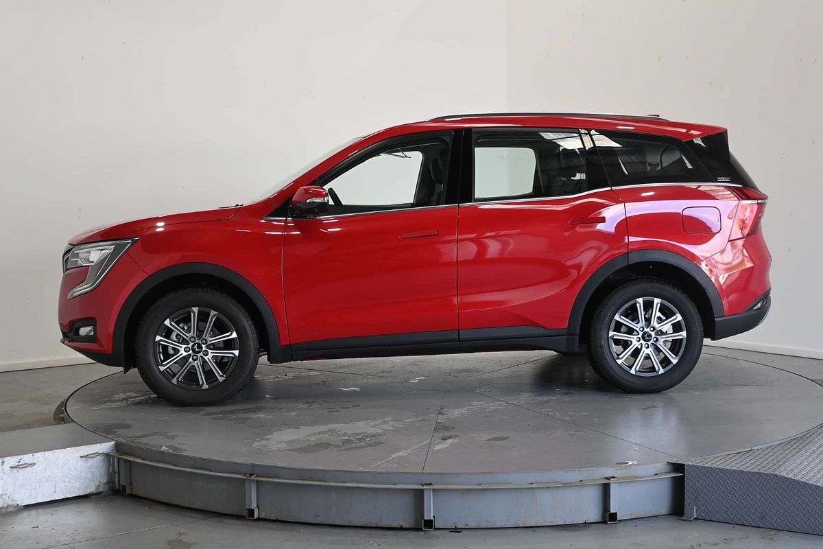 2025 Mahindra XUV700 AX7L