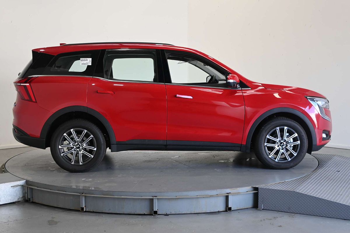 2025 Mahindra XUV700 AX7L