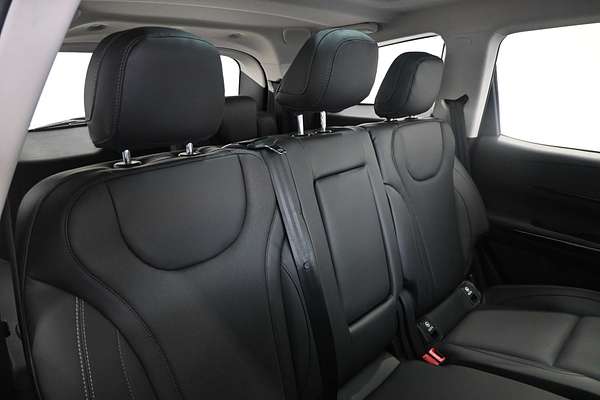 2025 Mahindra XUV700 AX7L