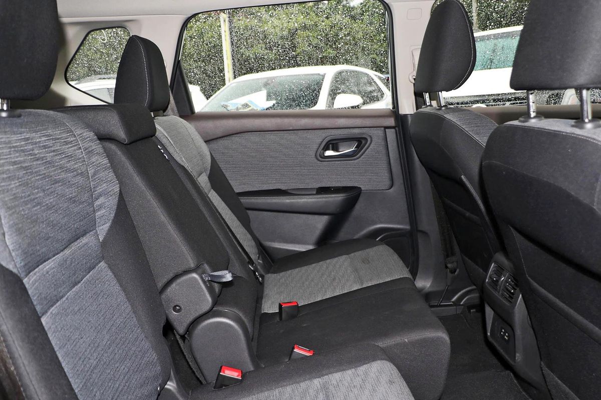 2025 Nissan X-TRAIL ST T33