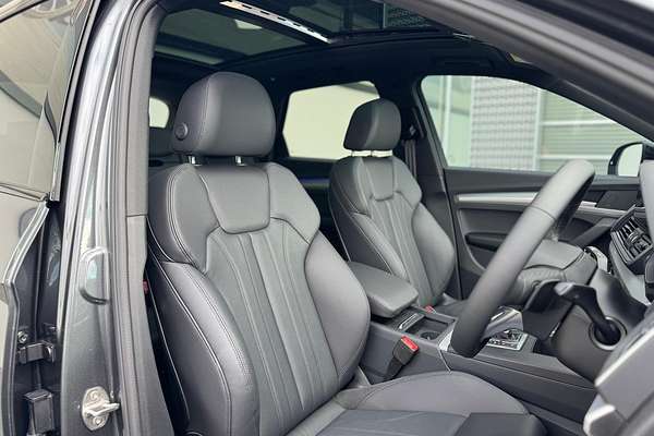 2025 Audi Q5 55 TFSI e S line FY