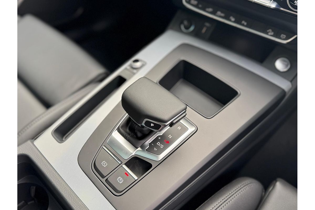 2025 Audi Q5 55 TFSI e S line FY
