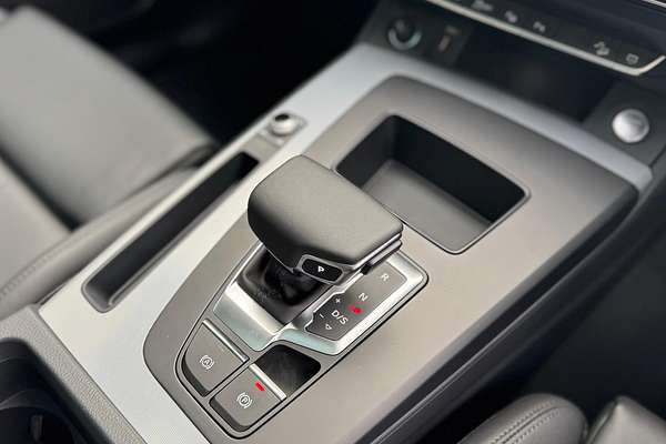 2025 Audi Q5 55 TFSI e S line FY