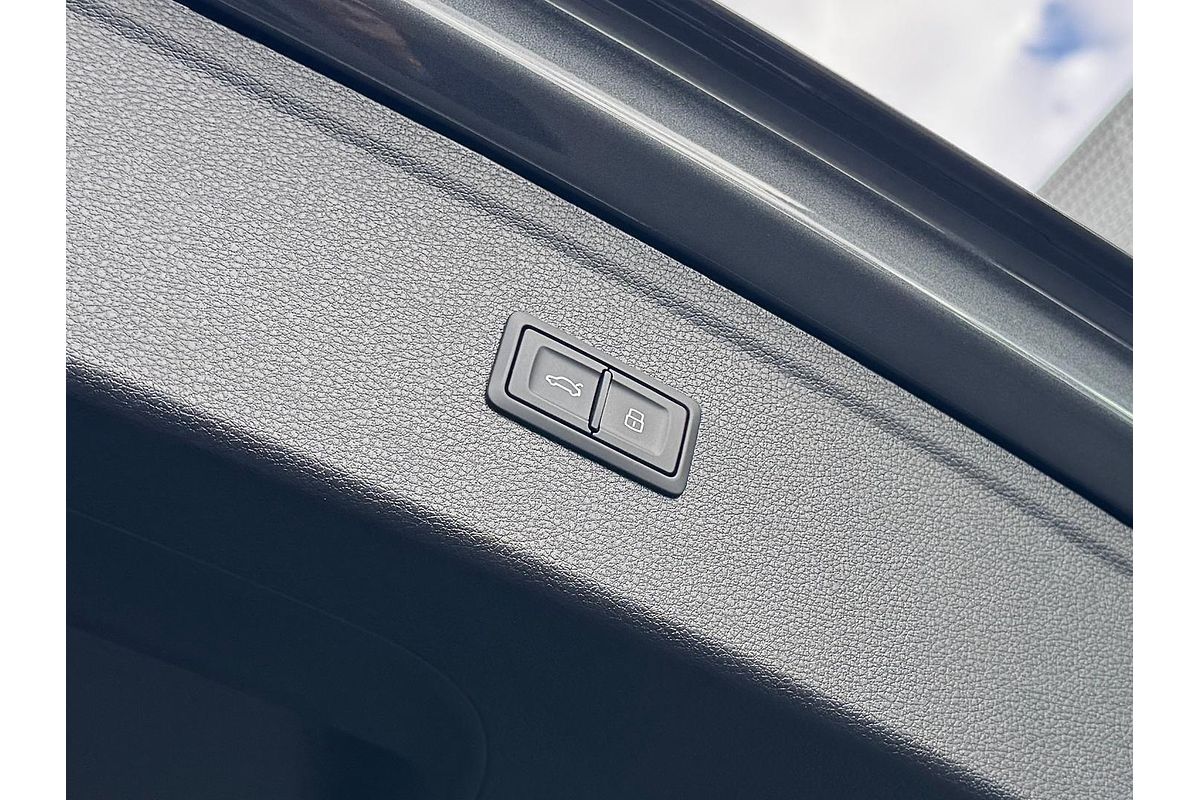 2025 Audi Q5 55 TFSI e S line FY