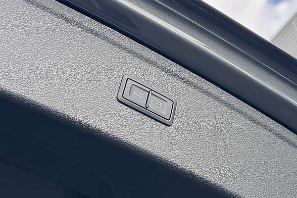 2025 Audi Q5 55 TFSI e S line FY
