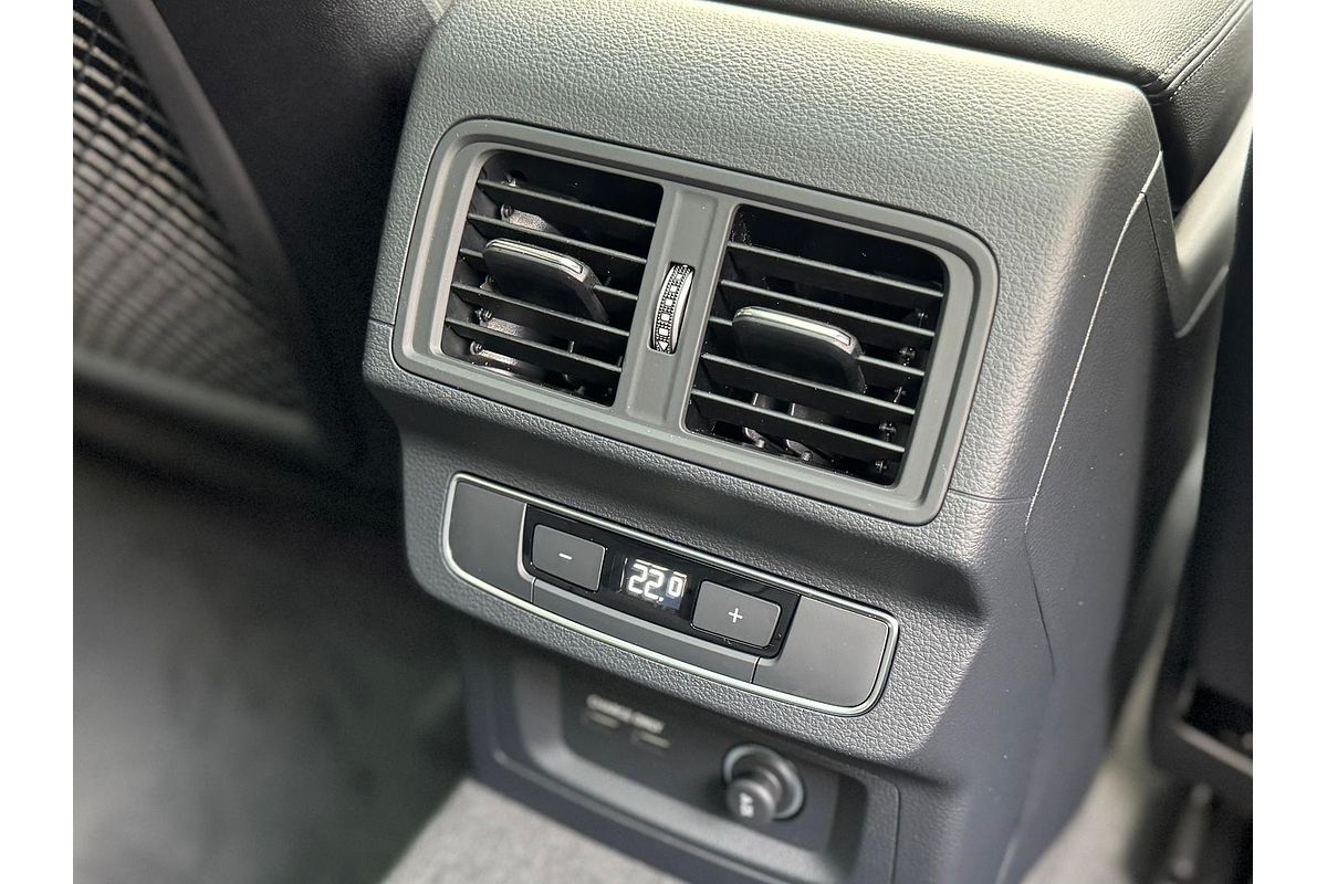 2025 Audi Q5 55 TFSI e S line FY