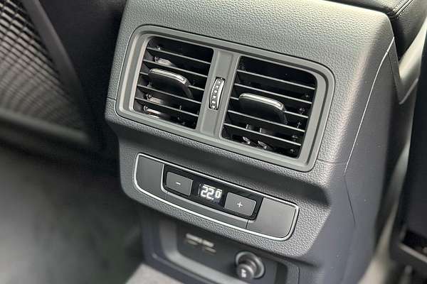 2025 Audi Q5 55 TFSI e S line FY