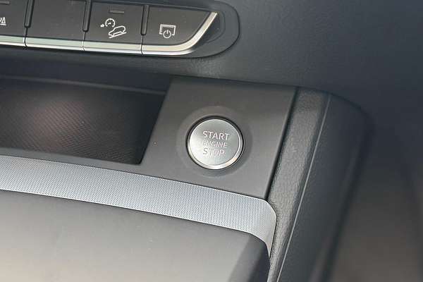 2025 Audi Q5 55 TFSI e S line FY