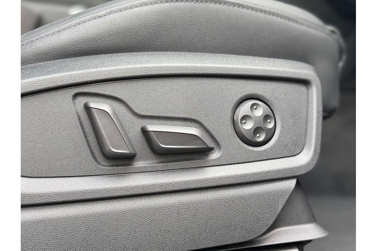 2025 Audi Q5 55 TFSI e S line FY