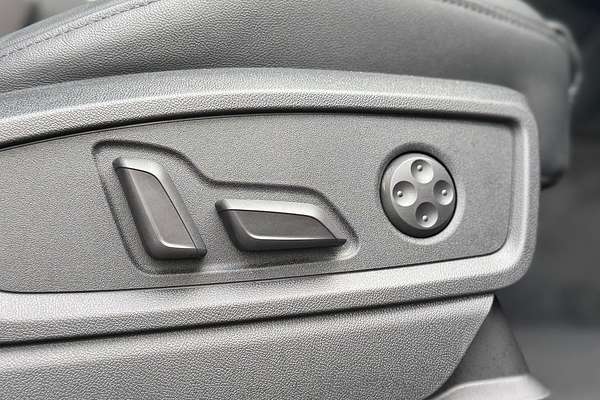 2025 Audi Q5 55 TFSI e S line FY