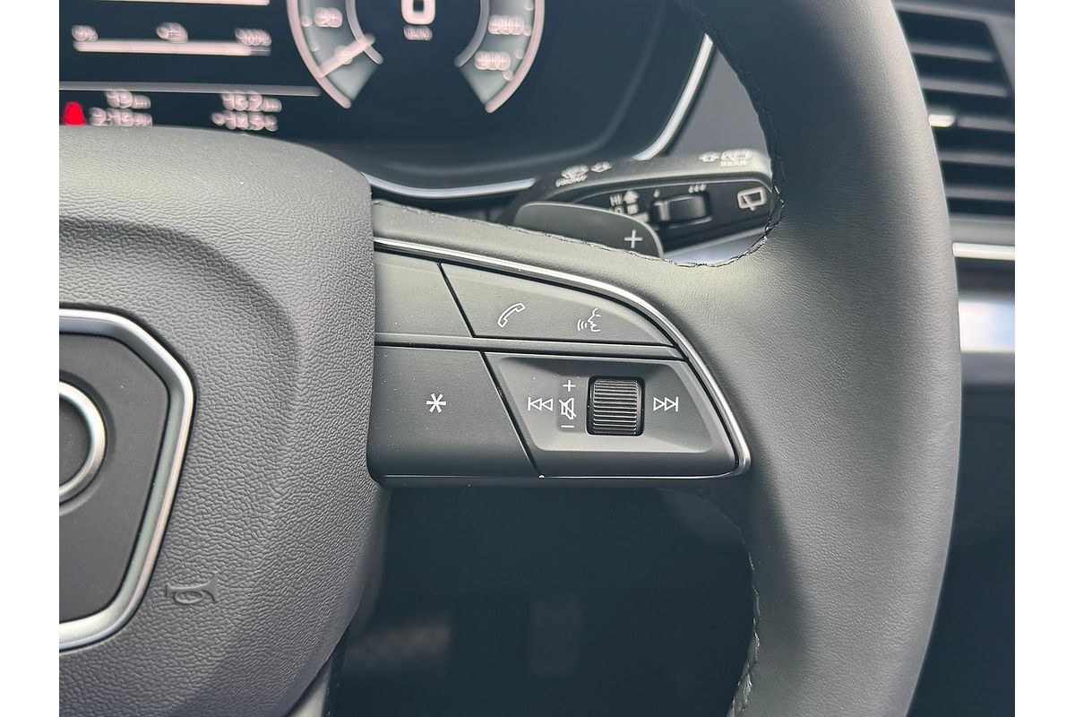 2025 Audi Q5 55 TFSI e S line FY