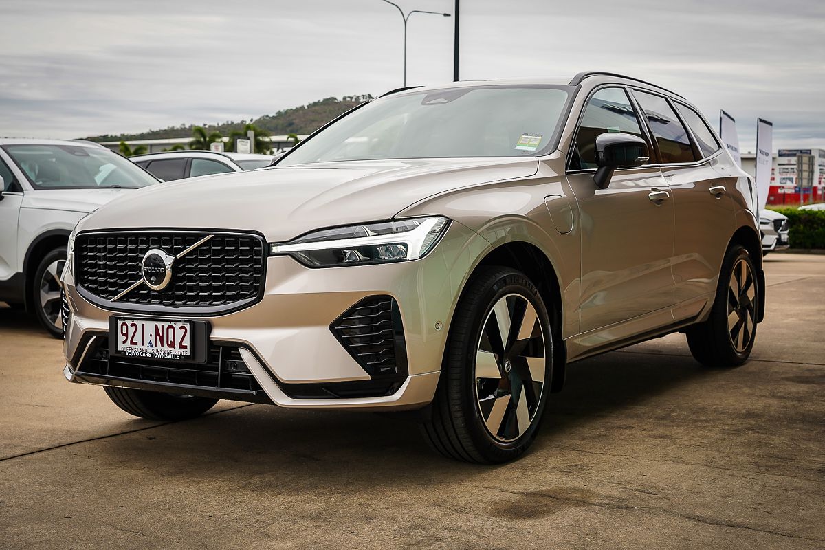 2025 Volvo XC60 Plus T8 Plug-In Hybrid