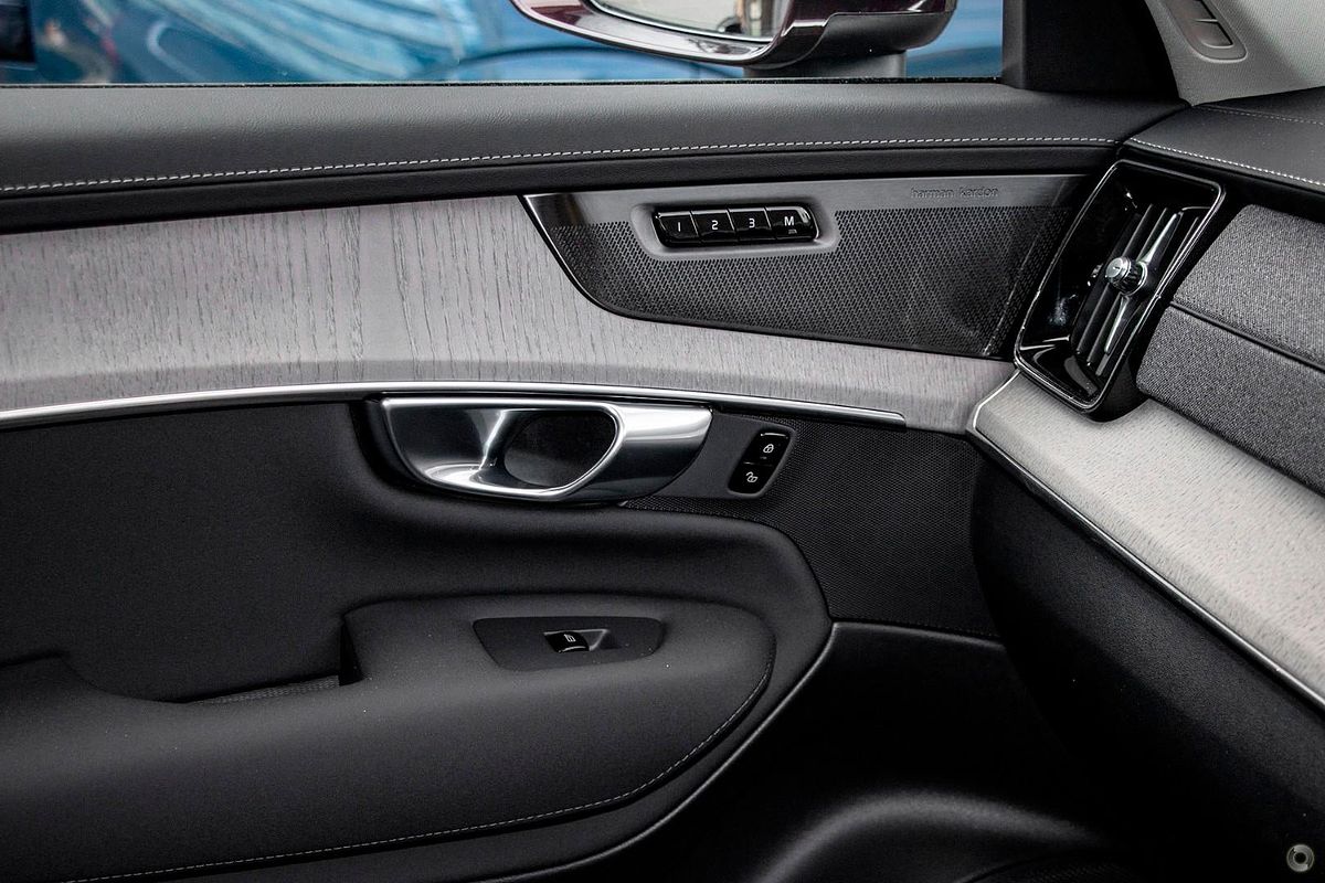 2025 Volvo XC90 Ultra B5 Bright