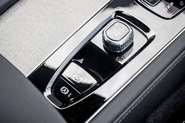 2025 Volvo XC90 Ultra B5 Bright