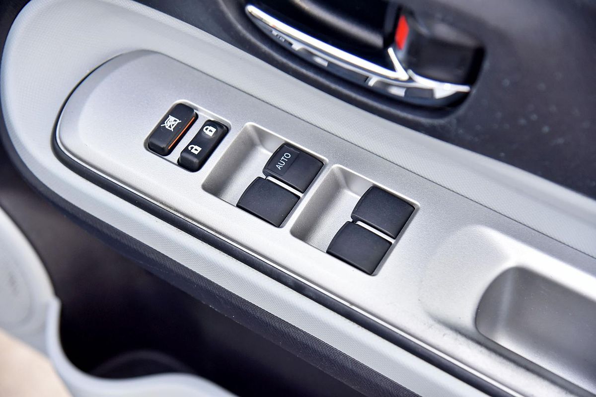 2012 Toyota Prius i-TECH HYBRID NHP10R