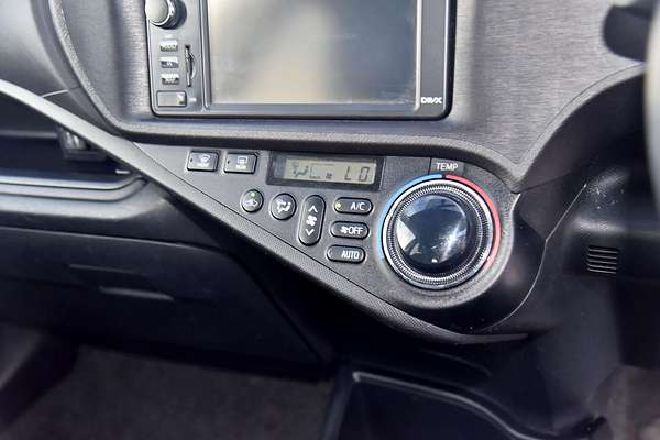 2012 Toyota Prius i-TECH HYBRID NHP10R