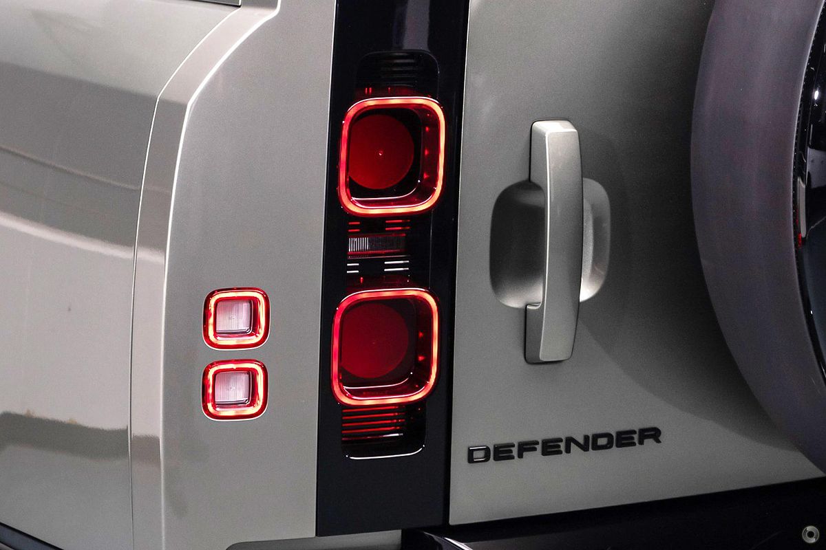2025 Land Rover Defender 130 D350 X-Dynamic SE L663