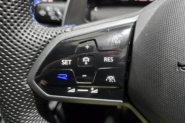 2023 Volkswagen Golf R 8