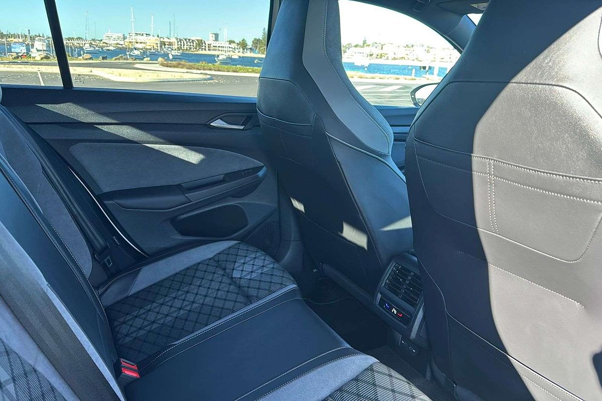 2023 Volkswagen Golf 110TSI R-Line 8