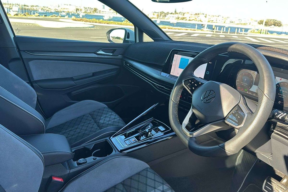 2023 Volkswagen Golf 110TSI R-Line 8