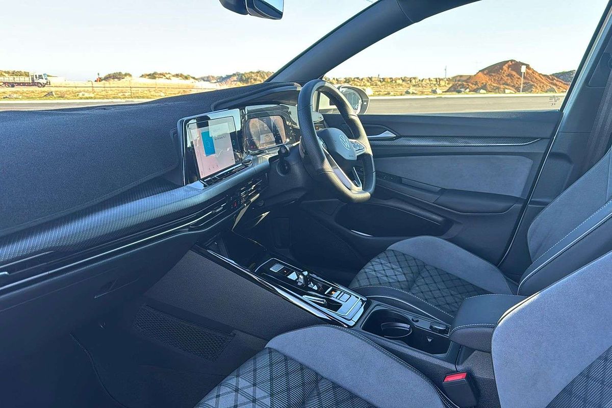 2023 Volkswagen Golf 110TSI R-Line 8