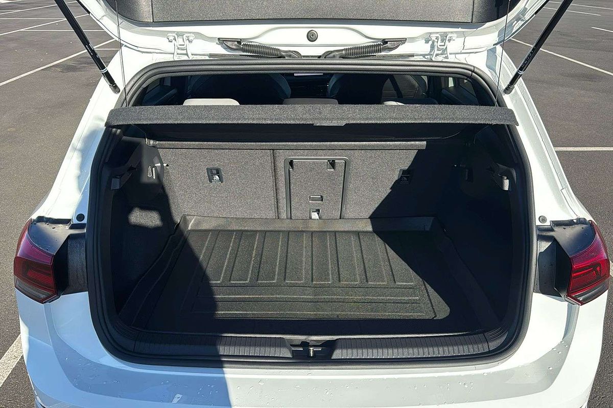 2023 Volkswagen Golf 110TSI R-Line 8