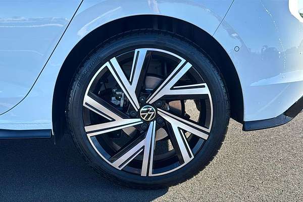 2023 Volkswagen Golf 110TSI R-Line 8
