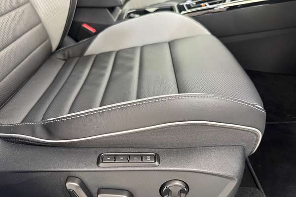 2024 Volkswagen Golf 110TSI R-Line 8.5