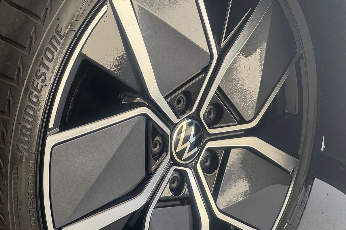 2024 Volkswagen Golf 110TSI R-Line 8.5