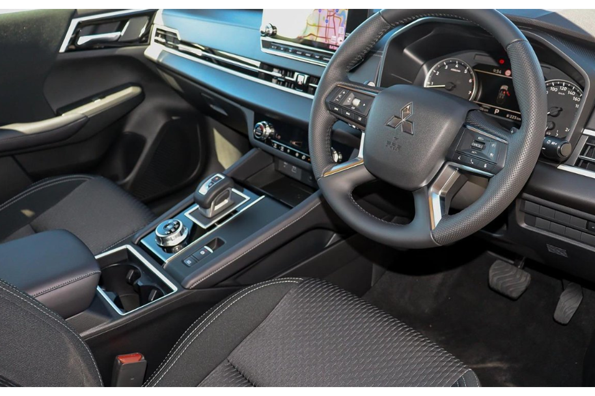 2025 Mitsubishi Outlander LS ZM