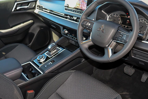 2025 Mitsubishi Outlander LS ZM