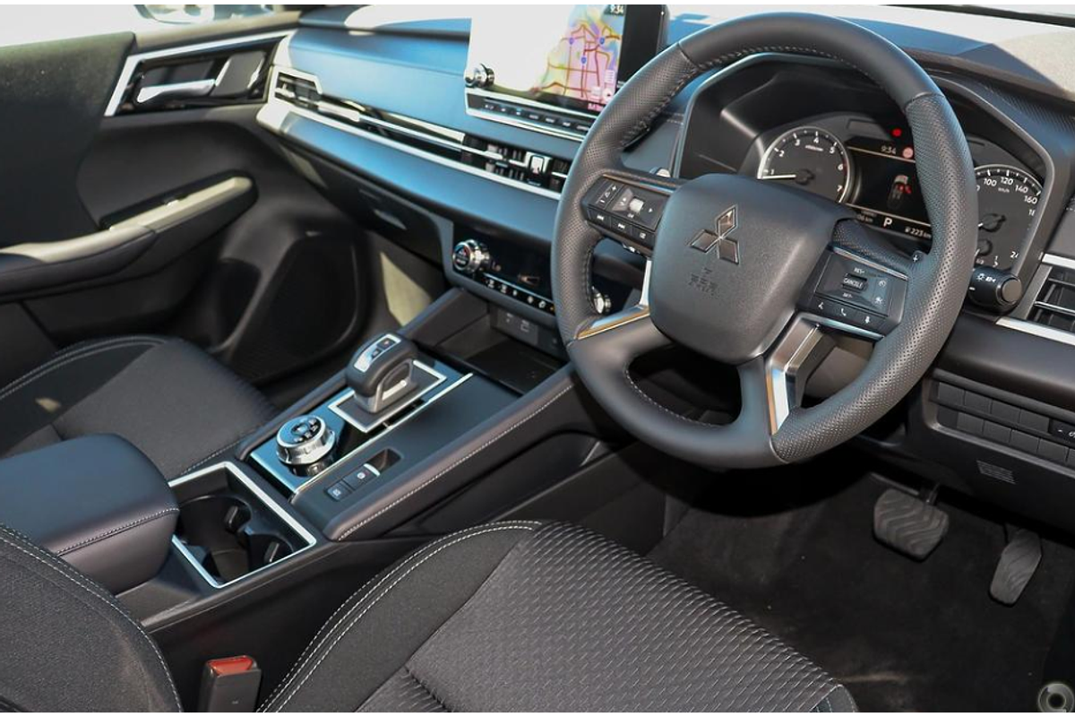 2025 Mitsubishi Outlander LS ZM