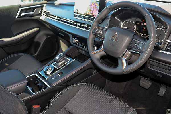 2025 Mitsubishi Outlander LS ZM