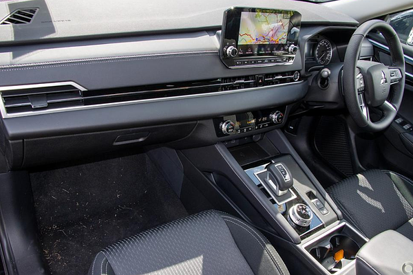 2025 Mitsubishi Outlander LS ZM
