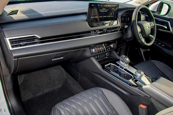 2025 Mitsubishi Outlander Exceed ZM