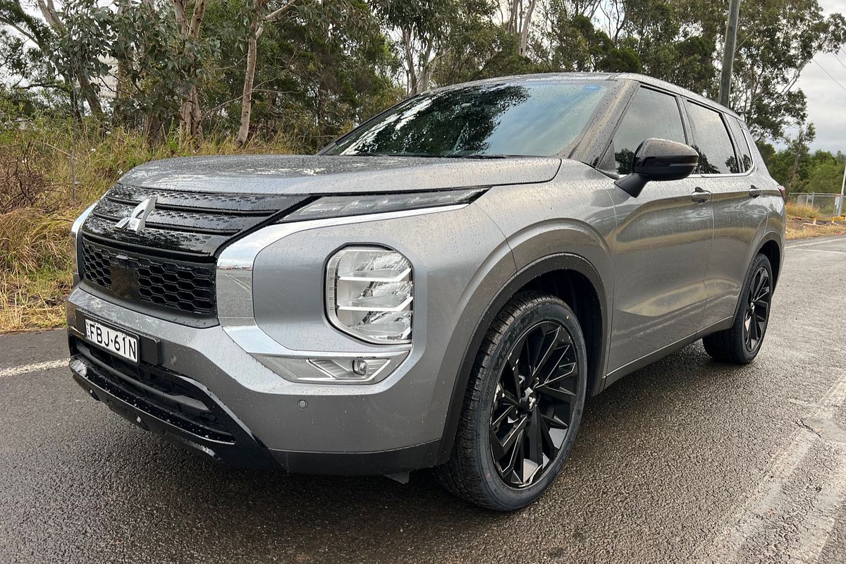 2023 Mitsubishi Outlander LS Black Edition ZM