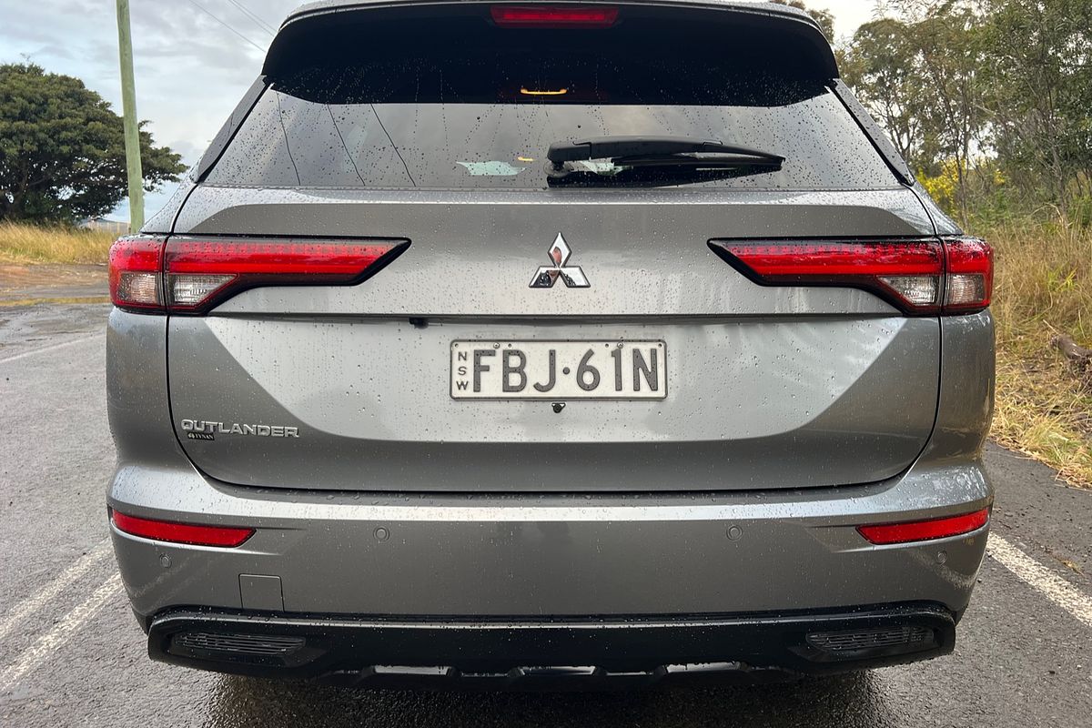 2023 Mitsubishi Outlander LS Black Edition ZM
