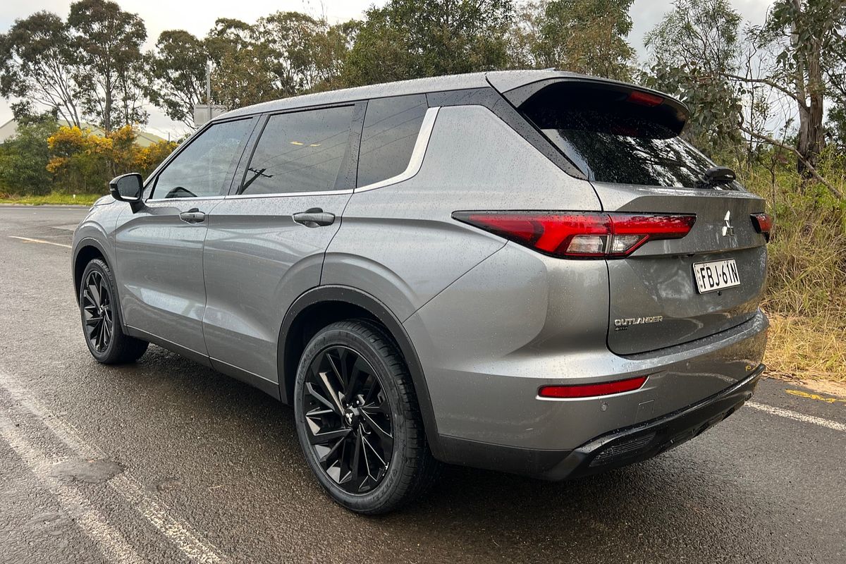 2023 Mitsubishi Outlander LS Black Edition ZM