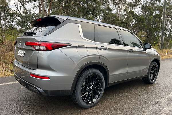 2023 Mitsubishi Outlander LS Black Edition ZM