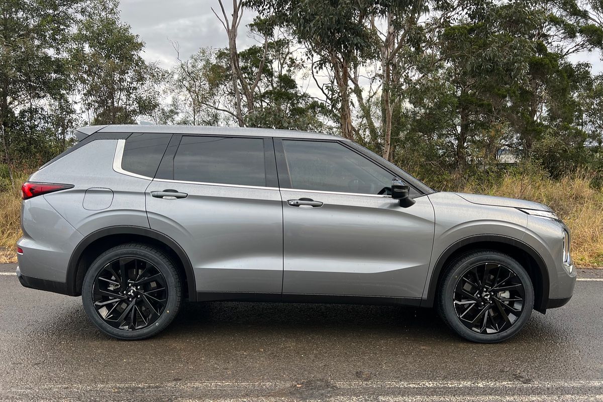 2023 Mitsubishi Outlander LS Black Edition ZM