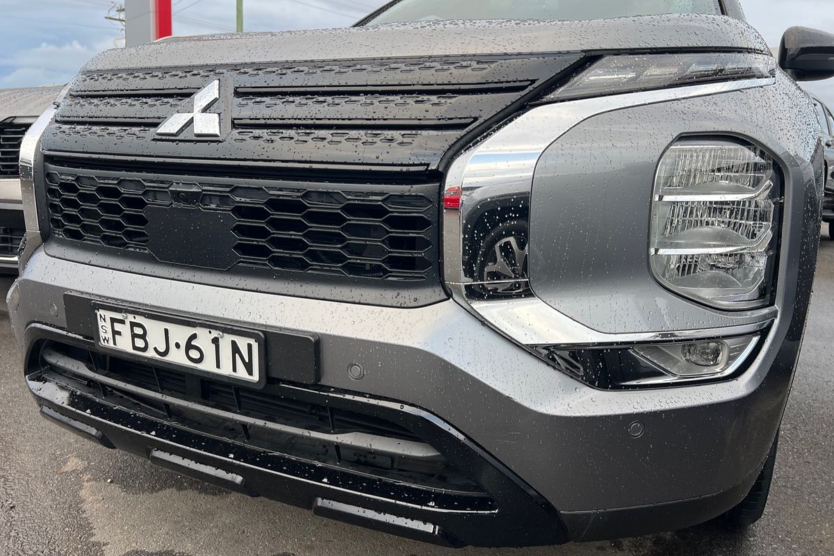 2023 Mitsubishi Outlander LS Black Edition ZM