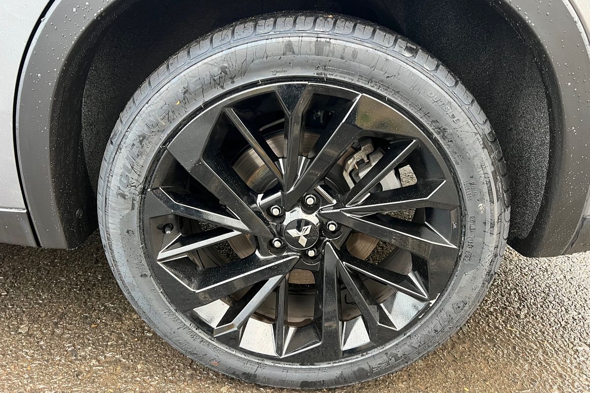 2023 Mitsubishi Outlander LS Black Edition ZM