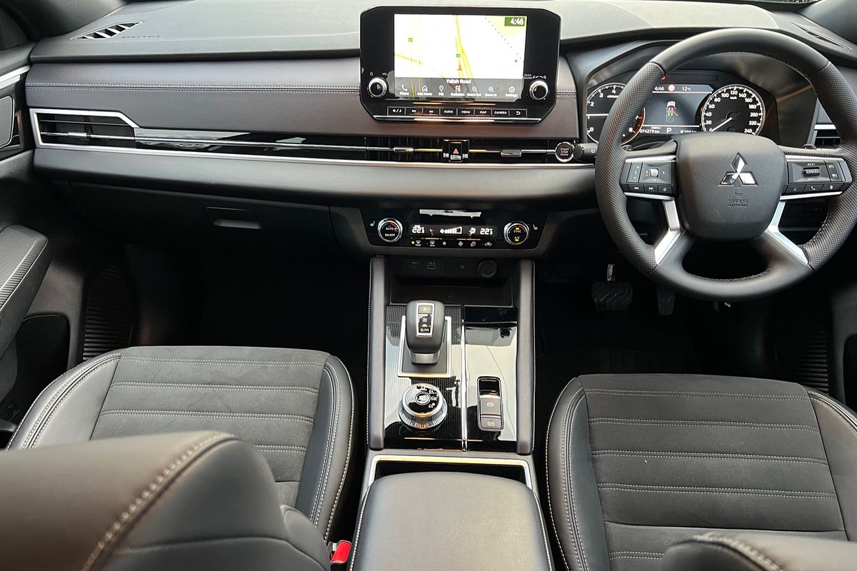 2023 Mitsubishi Outlander LS Black Edition ZM