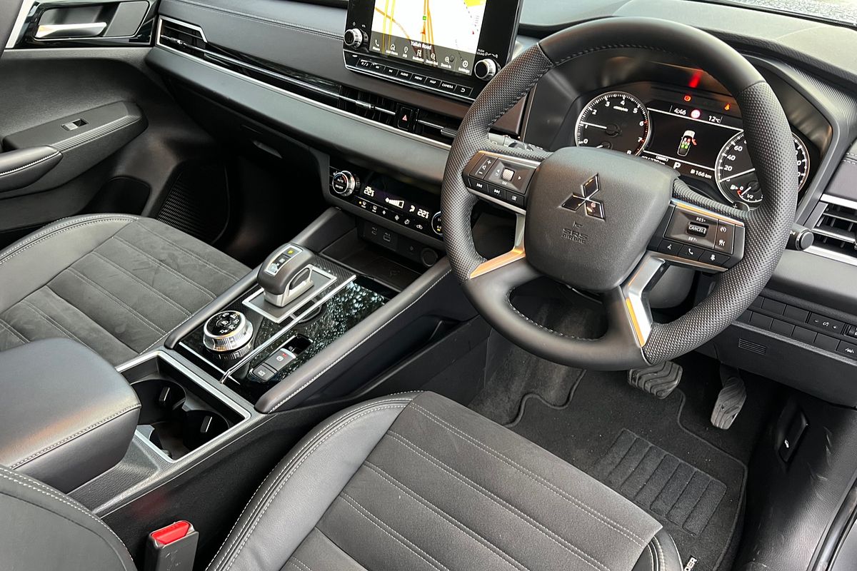 2023 Mitsubishi Outlander LS Black Edition ZM