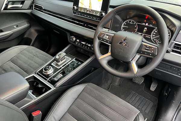 2023 Mitsubishi Outlander LS Black Edition ZM