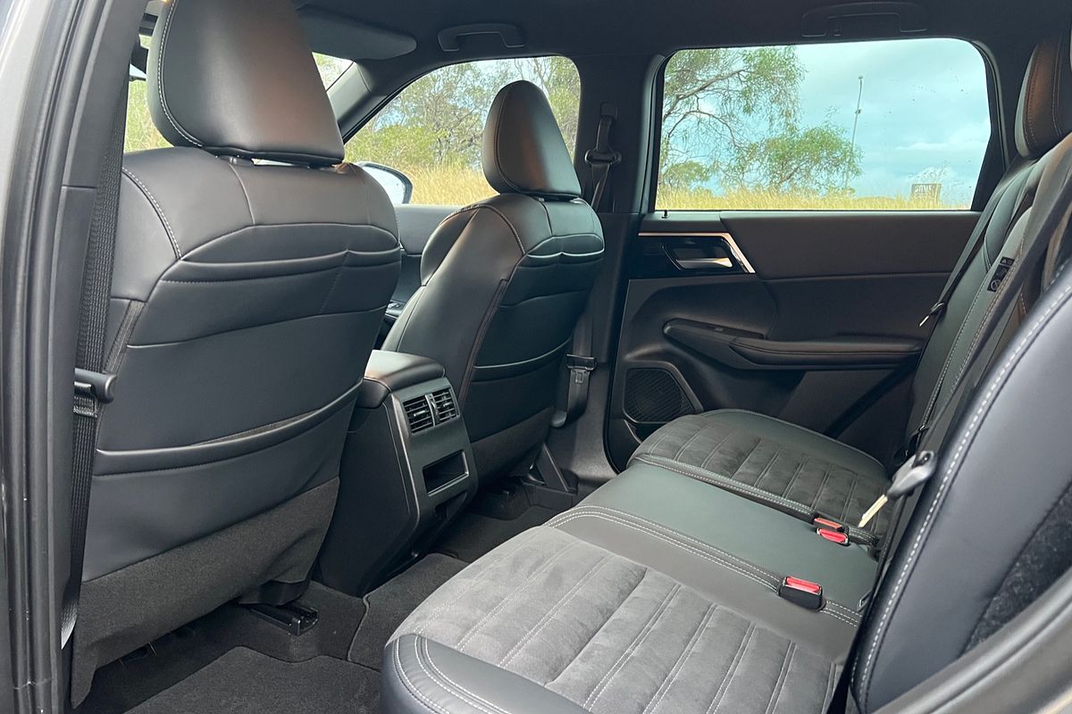 2023 Mitsubishi Outlander LS Black Edition ZM