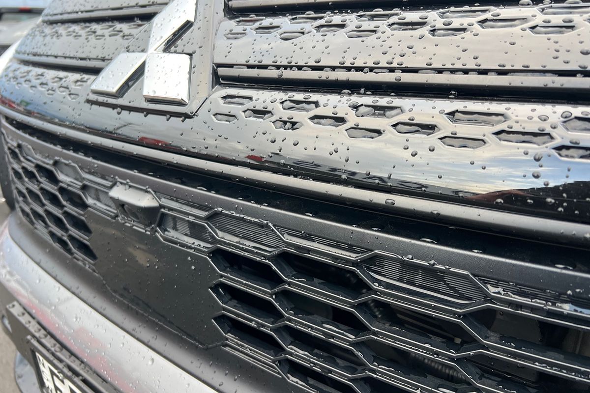2023 Mitsubishi Outlander LS Black Edition ZM